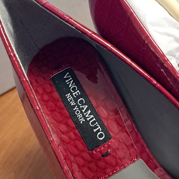 Vince Camuto 6.5 Burgundy Croc-Embossed Pointed Toe Pumps - Picture 5 of 6